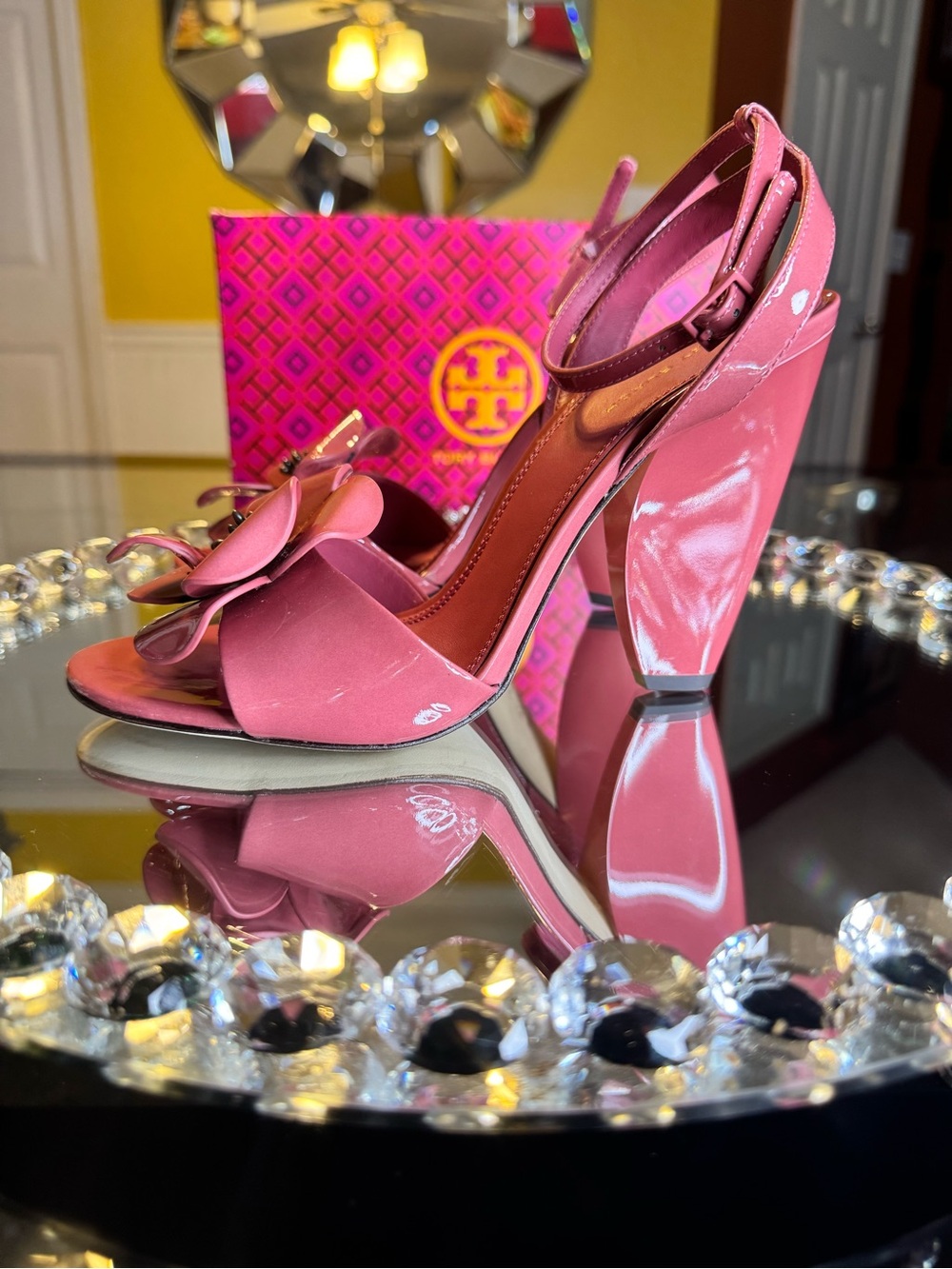 Tory Burch Flower-heeled Patent Leather Ankle-strap Sandals In Light Berry. 8 - Picture 4 of 14
